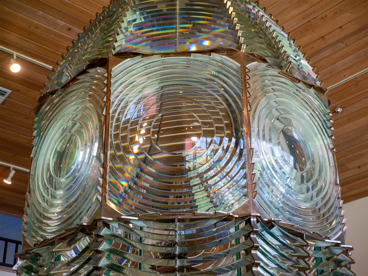 The glass lens of a lighthouse lamp. La lentille en verre d’une lampe de phare.